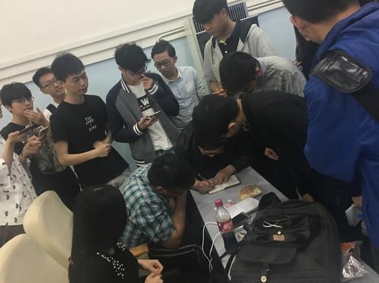 厉害了蓝烟!触手主播空降上海交大讲述电竞人生