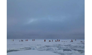 中国科考队搭乘“雪龙”号首次完成北冰洋中央航道穿越