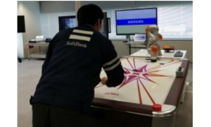 软银东京展示5G技术应用：机器人表演桌上冰球的