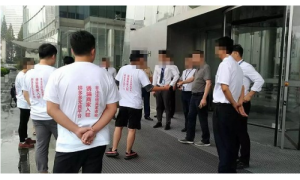疑似因拼多多恶意扣款 商家聚集向拼多多讨要货款