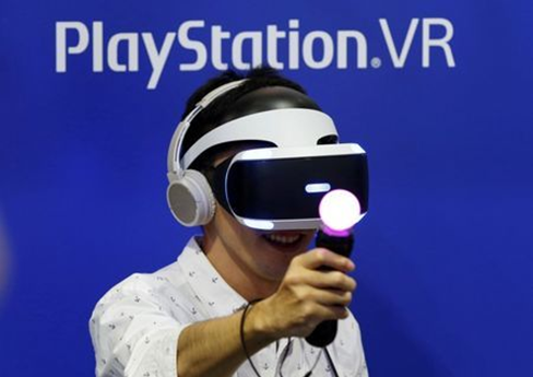 自去年上市以来，索尼的虚拟现实头戴设备已经在这个新生市场占据主导地位，在价格优势上与竞争对手拉开差距，还带动PlayStation 4游戏机出售了6000万台。