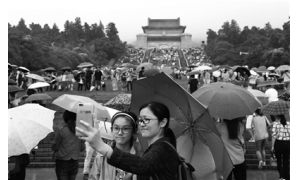 游客在雨中游览朋友“失联”？可能他只是去了趟中山陵