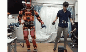 东京大学的科学家使用VR运动来控制成人大型机器