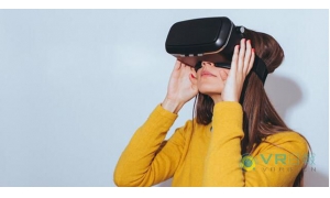 谷歌带来Daydream VR头显 只需插入智能手机即可启
