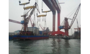 世界首艘2000吨级新能源电动自卸船在广州南沙整体吊装下水