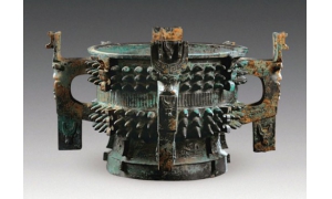 宝鸡市千年古墓内发现青铜锅 超过3100年历史