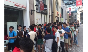 外国人排队一加手机的新闻经常出现 真的吗？