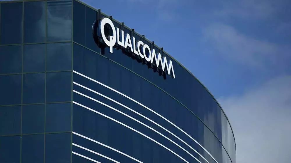 　　图片来源于网络,侵删  　　随着5G商用步伐加速,全球各大运营商开始抢占商用制高点,前段时间的5G投票时间更是闹得满城风雨,让高通、联想、华为这三家企业推到了风口浪尖.特别是联想最为惨烈,成为了众矢之的,华为与高通的争夺也逐渐明了,最后的结局是华为获得了短码控制信道,高通则取得了更为重要的数据信道话语权.  　　由于重要的长短码技术的话语权在高通手中,所以其在5G的技术占比也是越来越高,拥有了5G的技术标准专利,自然也就有一定的收费标准了,就在近日高通拿到关键的技术点后,已经急匆匆发布了5G专利授权费用.  　　手机可以分为单模或者多模两种制式.通俗来讲,单模主要是能使用一种网络制式,比如只能使用5G网络,而多模的手机则可以使用3G/4G/5G.对于5G专利使用高通公司的收费如下:  　　· 单模5G手机的专利使用费率为2.275%;  　　· 多模式(3G/4G/5G)手机专利使用费率3.25%.