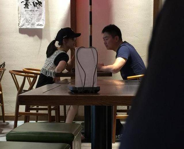 一脸迷恋！刘强东夫妻下午茶 奶茶妹妹深情望夫的样子被网友直呼太虐狗