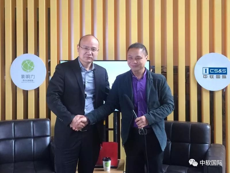 　　中软国际参展2018数博会  　　中软国际“解放号”，作为一个能够为企业提供定制化、个性化软件开发、可信IT服务平台，集结了丰富的社会资源，为有IT服务需求的企业提供有效的解决方案，也将是一个海量解决方案研发、实施和集成的工作平台。目前，解放号上聚集了超过30万名工程师、万家商家，正在为3万多家客户提供服务。  　　解放号云上软件园打破时空及地域限制，依托“云+”众包模式，实现软件开发服务上云端。配合线上平台以及遍布全国的18个基地，通过解放号将线上商机推送至园区企业，形成“输血”、“造血”机制，帮助企业宣传推广、园区企业做大做强。陆续落地全国的云上软件园更将助力传统企业与数字世界接轨。  　　中软国际政务大数据，以数据聚合为抓手，打破“信息壁垒”，政务数据共享开放，在数据标准、数据模型、数据治理、数据应用等方面进行了有益的尝试与探索，实现“大数据 + 政务”深度融合，打开“互联互通互动、协调协作协同、共建共治共享”的城市治理工作新局面，拓展城市大数据应用发展空间。  　　中软国际警务大数据，依托大数据技术构建警务大脑，集成公安割裂在各系统中的多警种数据，对跨警种数据进行整合、治理，打通公安数据内部与外部城市信息，物联网信息，公众互联网，电信通讯信息等数据间的信息壁垒，做到预前防范、精准打击和高效管理，服务于各警种以及相关单位和公众。  　　中软国际交通大数据，以国务院促进大数据发展行动纲要和公安部、交通运输部等相关政策规划为统领，以交通运输系统建设、运行、指挥、服务数据以及互联网社会数据的整合共享为牵引，以交通大数据资产管控治理为基础，构建集交通体系各类数据采集、加工、开发、服务和决策为一体的交通大数据资源平台为先导，并以构建安全，绿色，高效，便捷的智慧交通体系为最终目标，充分借助大数据、云计算、物联网和人工智能等信息技术手段，提升交通运输管理部门交通监测、运行指挥和服务决策能力，承载经济社会的不断发展和公众对出行高效便捷化的美好向往。  　　中软国际交警大数据，以全量的交管数据整合集成和完善的数据管控治理为基础，充分借助人工智能、大数据、物联网和云计算等技术，实现交警各类信息、流程、技术、人员等系统数据资产的统一融合管控和数据挖掘，实现交警数据准确、可控、标准化和流程化的数据共享，打造视频、图片多算法融合开发平台和基于AI智能的信号优化、辅助执法等创新业务，助力交通状态精准研判、违法事故精细治理、业务洞察精确决策和实战调度高效指挥等职能，支撑交通管理和决策服务的数字化升级和创新化应用，打造数据驱动下“向科技要警力”的智慧警务新模式。  　　智能制造方面，中软国际联合华为及生态伙伴，向政府、企业提供云服务。中软国际以企业智能制造提升为主攻方向，以关键制造环节的共性技术的示范应用为切入点，以智能装备、智能系统、关键智能应用的改造提升为突破点，建设智能制造专家团队、诊断咨询、应用平台、双创孵化等内容，服务各产业集聚区、致力打造智能制造国家示范。