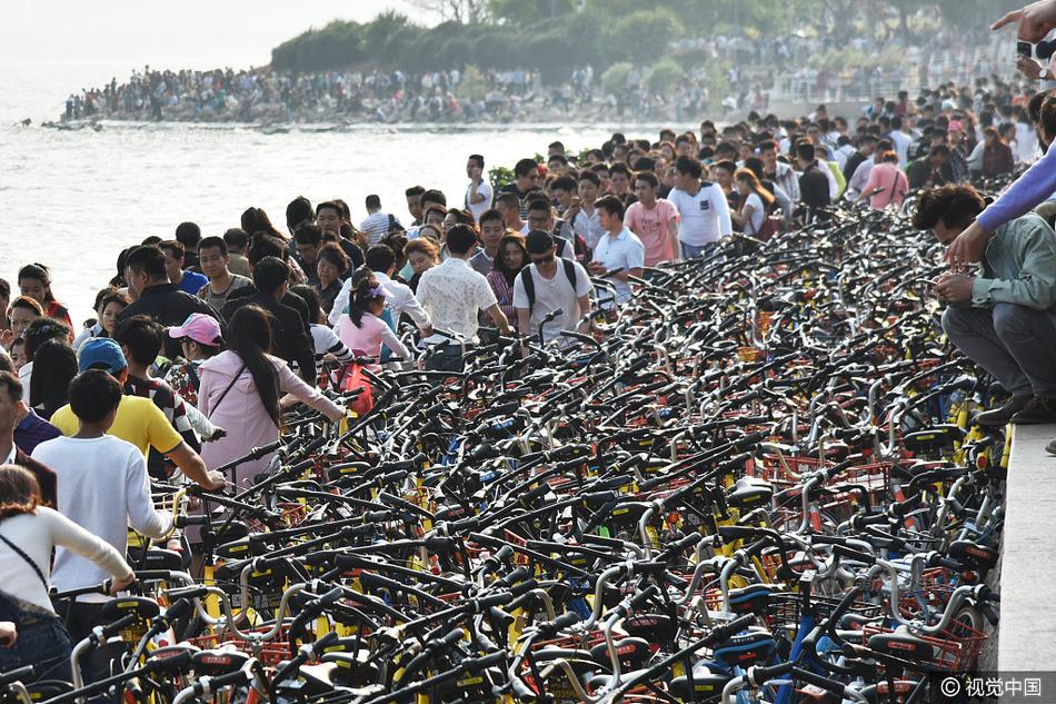 深圳5月份暂扣万余辆共享单车 集中净化人行道