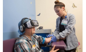 让孩子不再害怕打针 医生使用VR帮助患者缓解针