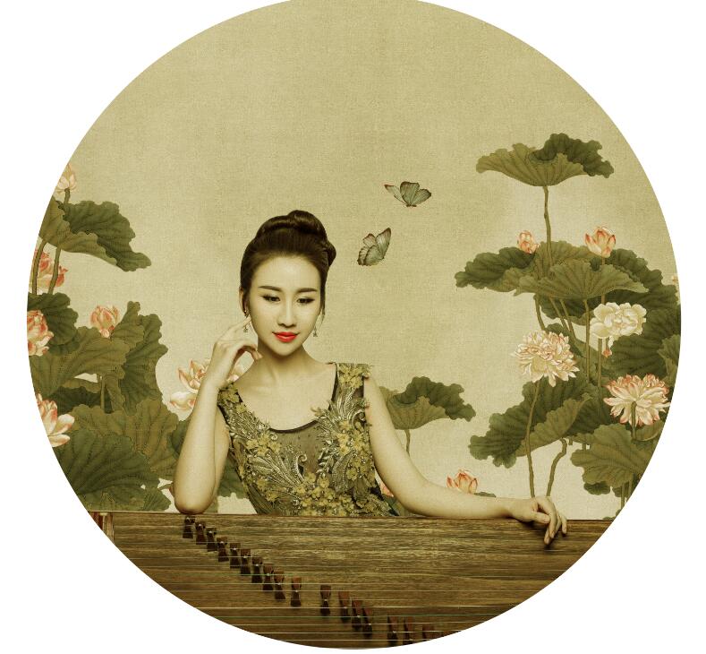 　　悠悠箜篌，一曲新声妙入神  　　一曲箜篌，仿佛从千年以前穿越而来，让人如入空灵幻境，而那演奏箜篌的佳人，纤纤素指，面容皎洁，宛若仙子般遗世独立，更是惊为天人。1994年出生的青年箜篌演奏家朱鹏宇，经过自己多年锲而不舍的钻研和刻苦学习，已然学业有成，担当北京民族乐团箜篌、古筝两种乐器的演奏。  　　“一定要传承并光大箜篌这么美妙而富有尊严的民族乐器，让更多的世人领略到她无穷的美妙！” 现任中国民族管弦乐学会箜篌委员会副秘书长、中国音乐家协会箜篌研究会常务副秘书长的朱鹏宇说：  　　箜篌这种乐器，对于绝大多数人而言，还是陌生的。恐怕多数人最早接触“箜篌”这个词，大概是在《孔雀东南飞》里面讲刘兰芝“十五弹箜篌，十六诵诗书”中知道的箜篌。箜篌是中国古代传统弹弦乐器，最初称“坎侯”或“空侯”，至今已经有两千多年的历史。                 朱鹏宇介绍说：情定箜篌，皇天不负有心人。   通过对敦煌飞天壁画上汉唐盛世的箜篌风采的目睹，箜篌就深深的吸引了我！直到后来有机会倾听了箜篌的演奏，她那优美的造型、天籁般的优雅更是让人如痴如醉。”朱鹏宇说，“这么美妙高雅的乐器，一定要让更多的人去领略她的风采”。  　　演奏箜篌的时候，两只手的旋律不一样，还有脚下的踏板，要想做到一心多用刚开始并不容易。但是天资聪颖的朱鹏宇经过名师指点，自己还别出心裁地研究些演奏技巧，很快就熟练地掌握了箜篌演奏时个中的奥妙。“平时不管多忙，每天都要坚持练琴。”朱鹏宇说：皇天不负有心人，朱鹏宇的天赋和演奏水平很快在后来的竞技中表现出来。她曾多次在国内外的顶级音乐赛事中屡屡获奖，包括第三届文华艺术院校奖全国民族乐器演奏组合金奖、美国“华音杯”民族器乐大赛青年组金奖、刘明源奖学金比赛金奖，“亚洲青少年艺术盛典”民乐青年组个人金奖、重奏金奖等。