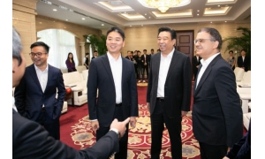 刘强东现身京东总部出席商务活动，与如意集团战略签约