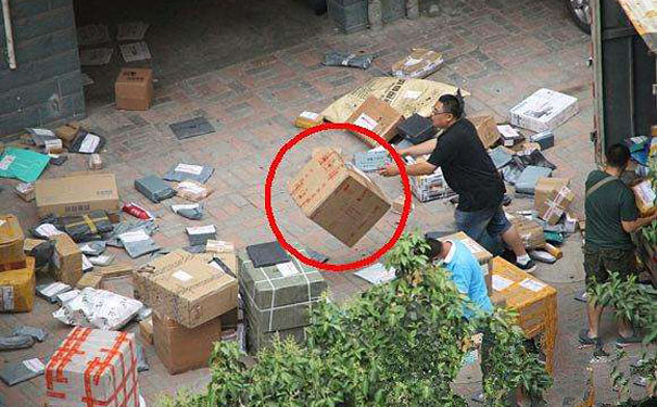 中通回应双11快递暴力分拣：涉事人员已追责 快递损坏全赔