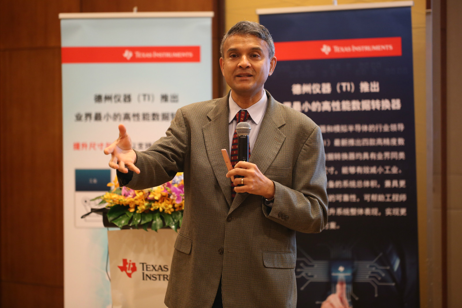 TI副总裁兼数据转换器产品业务部总经理Karthik Vasanth.jpg