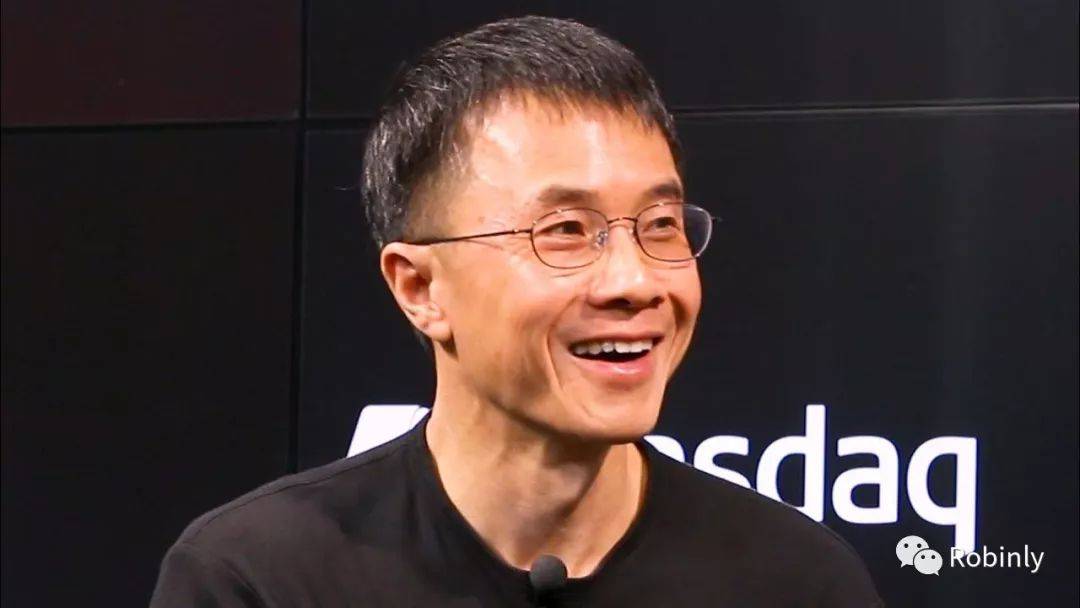 　　原标题:为何硅谷的印度裔CEO比比皆是 而华人高管寥寥无几?  　　本文作者,Alex Ren,2012年以硅谷华人鲜有的销售市场背景登陆硅谷,身为聚会中少有的商业背景华人,困惑于截然不同的思维方式.于是,在过去3年中交谈了超过300名硅谷工程师,深感华人领导者的缺失,决心研究领导力的本质,以及中西方文化底蕴对于领导力培养的影响.  　　笔者认为,相对于华人领导者更强调内心修为,印度裔领导者更关注传递价值观,培养沟通能力、影响力、以及对商业的理解,而这些更加贴近西方对于领导力的定义.因此,华人工程师如果要培养领导力,应该培养更强的软实力,要实现从技术领导者到商业领导者的转换,并更深刻地理解所从事事业的社会意义.  　　本文试图探讨以下问题:  　　1. 领导力的本质是什么?  　　2. 华裔和印度裔在文化上的差别如何导致不同的领导力风格?  　　3. 处于变革期的企业需要什么样的领导者?  　　4. 华人该如何培养领导力?  　　正文  　　身处硅谷,已经习惯了印度裔高管甚至CEO比比皆是、华人高管寥寥无几的现状(举例说,在2017年美国的财富500强公司中,有10家公司的CEO原来来自于印度,而来自中国大陆的为0).能够在美国这个全球的高科技领地占据顶级公司的头把交椅,一定有非常之处;一个族裔在短短20年里面做到这样的地位,也一定有非常之处!  　　带着这些思考,笔者深度研究了两位中印高科技领导者的代表:原百度首席运营官陆奇,现微软首席执行官萨提亚·纳德拉(Satya Nadella).两位都是杰出的领导者,笔者无意贬损任何一位,只希望尽量客观比较两位的领导力风格和特点,希望能激发读者的对于不同文化铸就的领导力风格的深度思考!  　　中印高科技领导者风格比较:陆奇 vs 纳德拉  　　陆奇 vs 纳德拉:早年成长历程