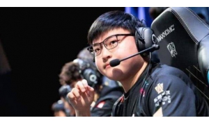 Uzi化身峡谷跑王，下一秒：哇这个猫咪不玩游戏的啊，好烦啊！