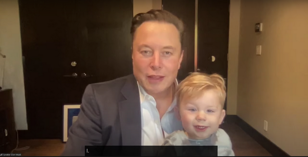 在这场视频会议开始时，马斯克带着儿子出镜。