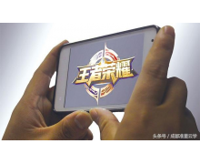 在昨日第二条推文中，分享电竞故事活动中的幸运参与奖周边奖励，除小乔之外