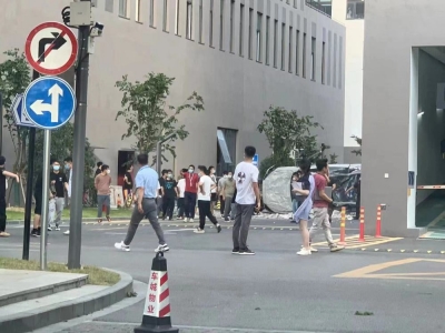 网友爆料：港蔚来汽车总部一辆汽车从5楼冲出大楼坠落