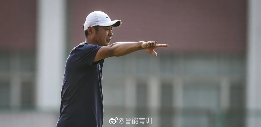 全胜捧杯！周海滨、韩鹏均获转型青训教练后第一冠