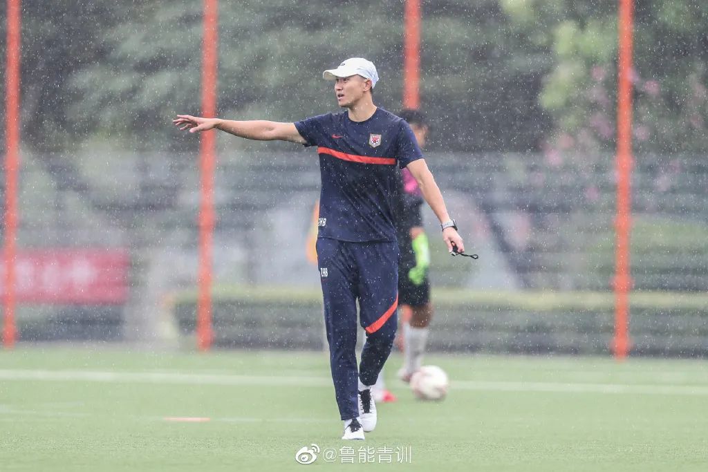 全胜捧杯！周海滨、韩鹏均获转型青训教练后第一冠