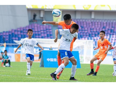 青少年足球联赛，让孩子在绿茵场放飞梦想 | 新京报社论