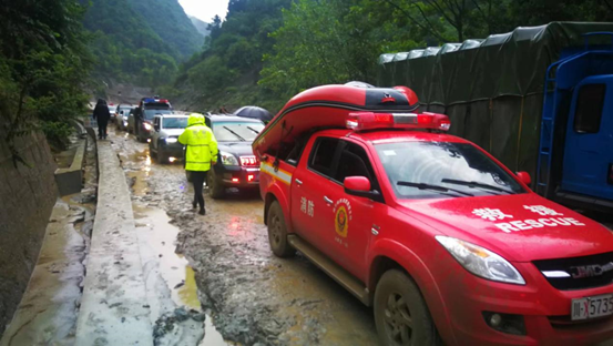 四川北川突发山洪致6死12人失联，乡长和社区书记被卷入洪水中差点被冲走