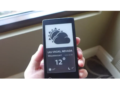 具备双屏幕设置Android 手机：YotaPhone（背面配有墨水屏幕）