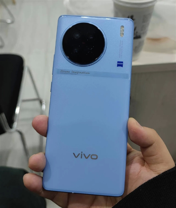 首发天玑9200 vivo X90系列真机偷跑：三种配色 拼接机身吸睛