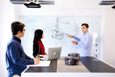 戴森中国科技实验室内,工程师正在探讨戴森Dyson 360 Eye?智能吸尘机器人的相关技术。 戴森在沪揭幕科技实验室,展望长期在华投资愿景