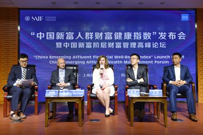 中国新富阶层财富管理圆桌论坛(左起往右:上海高级金融学院副教授李晓阳、嘉信理财国际服务及特殊业务发展部执行副总裁Lisa Hunt女士、上海高级金融学院教授及中国金融研究院副院长钱军、上海高级金融学院副教授吴飞、华宝信托总经理王波先生) 新研究报告发现:缺乏理财规划致使中国新富人群投资信心受损 ...