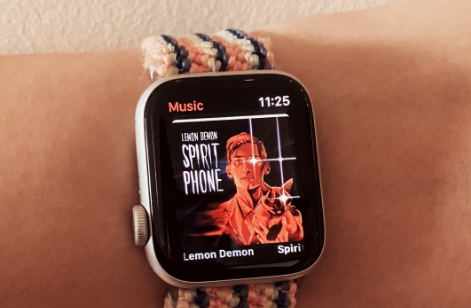 如何在watchOS 8中的Apple Watch上播放和分享Apple Mu