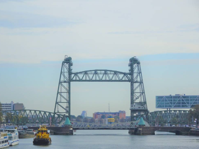 贝索斯的豪华游艇被百年历史大桥阻拦，拆桥计划遭市民反对后搁置