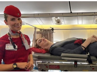 世界上最高女性身高2.15米乘坐飞机，移除了六个座位才能躺下